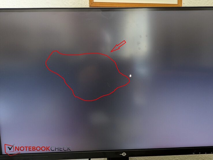 Små icke-svarta pixlar, men ingen synlig blödning i bakgrundsbelysningen