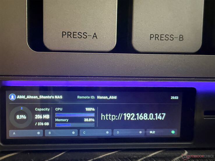 Den inbyggda displayen visar den lokala IP-adressen efter att en kabelansluten Ethernet-anslutning har upprättats
