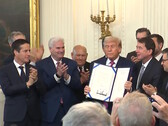 President Trump undertecknar GENIUS Act, som möjliggör ökad kontroll över stablecoins och emittenter. (Bildkälla: Vita huset)