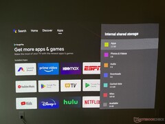 Projektorn har ungefär 27 GB ledigt lagringsutrymme, vilket är en bra bit för appar. Flyttbart lagringsutrymme kan användas för offlinefilmer.