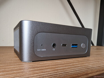Framsida: Clear CMS, 3,5 mm headset, USB-C (endast data), USB-A 3.2, strömknapp