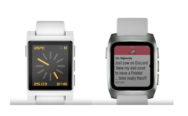 Pebble Time 2* med den gamla designen (vänster) och den nya designen. (Bildkälla: Eric Migicovsky/Core Devices)