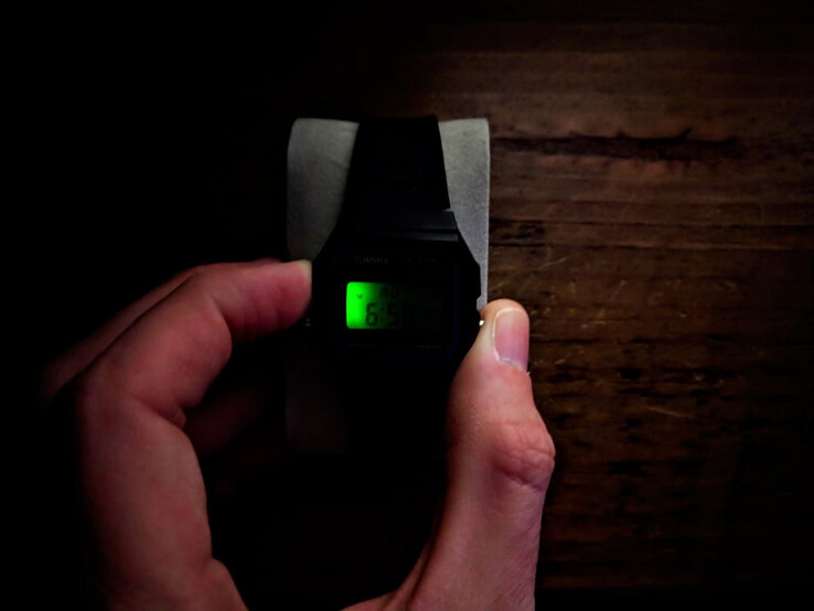 Casio F-91W:s bakgrundsbelysning lyser knappt upp timsiffran.