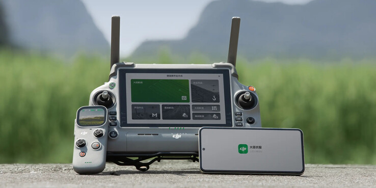 DJI RC Mini AG bredvid fjärrkontrollen RC Plus 2 AG. (Bildkälla: DJI)