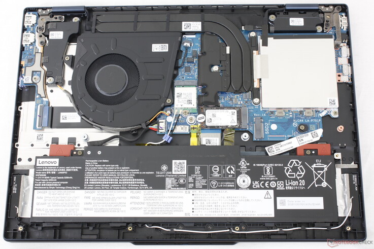Service är relativt enkelt med enkel åtkomst till de två DDR5 SODIMM-platserna och de två PCIe4 x4 SSD-platserna. Observera att en av SSD-platserna endast stöder kortare 2242-enheter.