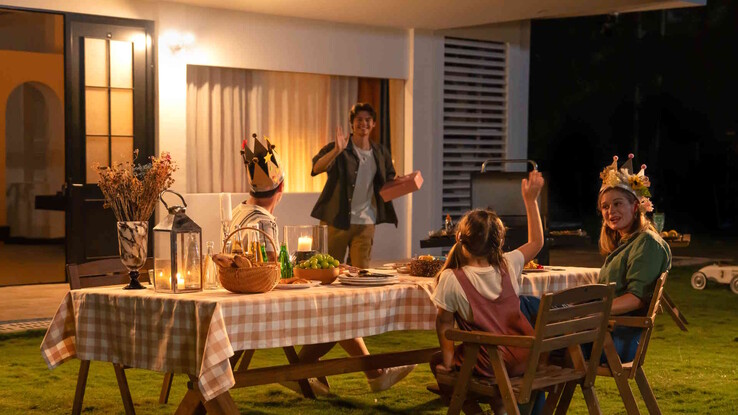 Inte en självklarhet: Belysningen kan vara varmvit, vilket i allmänhet är trevligare än kallvit. (Bildkälla: Reolink)