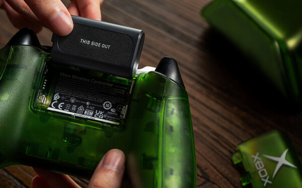 Laddningsstationen levereras med ett trådlöst uppladdningsbart batteri för Xbox-kontrollen.