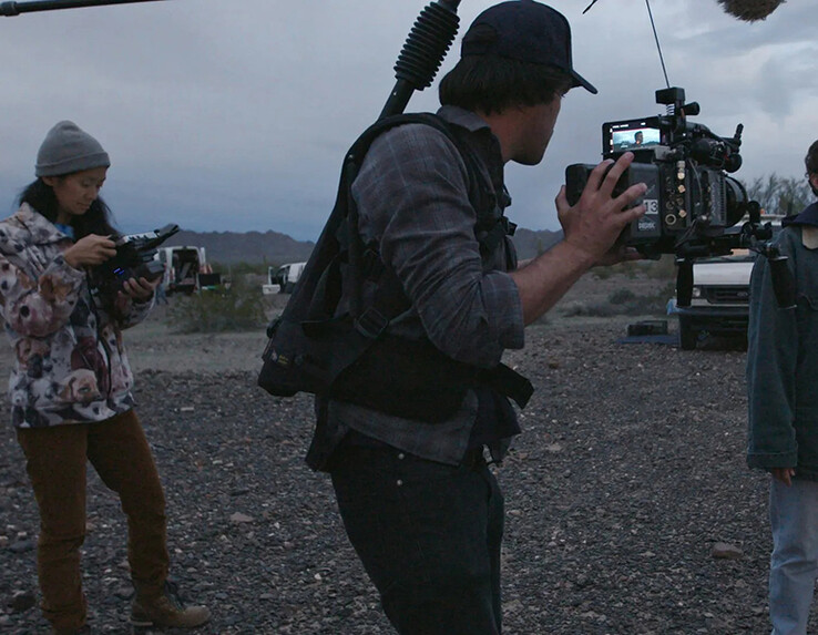 Chloé Zhao på inspelningsplatsen för Nomadland (Bildkälla: IndieWire )