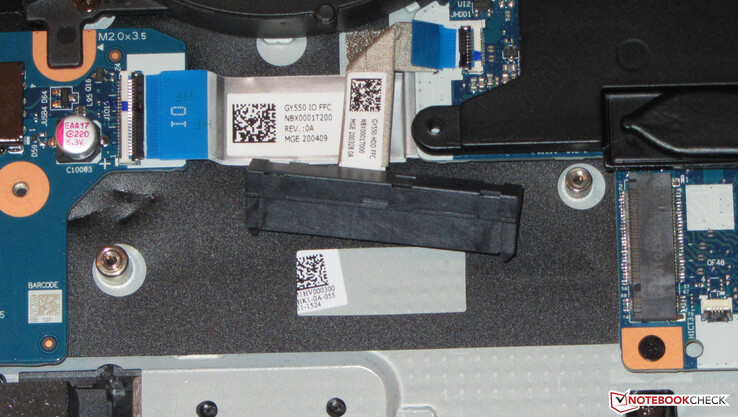 Om du tar bort hållaren för 2.5-tumsenheter kan du istället installera en NVMe SSD