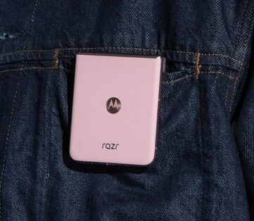 Motorola Razr 2025 i Pantone Parfait Pink. (Bildkälla: Motorola)