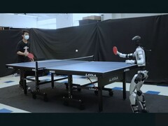 En Unitree G1-robot utrustad med HITTER spelar bordtennis (Bildkälla: Hybrid Robotics via YouTube; redigerad skärmdump)