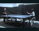 En Unitree G1-robot utrustad med HITTER spelar bordtennis (Bildkälla: Hybrid Robotics via YouTube; redigerad skärmdump)