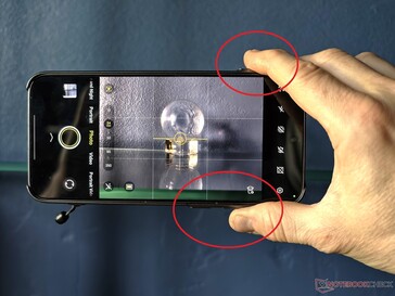 Om genvägen används som utlösare trycks ofta knapparna på motsatt sida in.