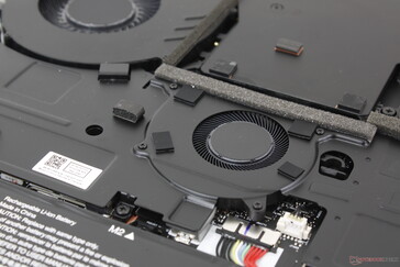 Den tredje fläkten måste tas bort för att komma åt SODIMM- eller SSD-platserna