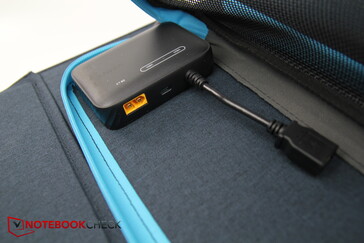 Liten väska: omvandlare med USB-A, USB-C och solcellskontakt