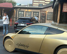 Cybercab-robotaxi som stannar till vid Terry Black's i Austin, Texas