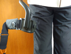 Remmarna svänger över låren. (Bildkälla: Notebookcheck)