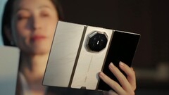 Förutom huvudfärgen lila kommer Huawei Mate XT2 även att finnas i guld/vitt och guld/svart.