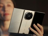 Förutom huvudfärgen lila kommer Huawei Mate XT2 även att finnas i guld/vitt och guld/svart.