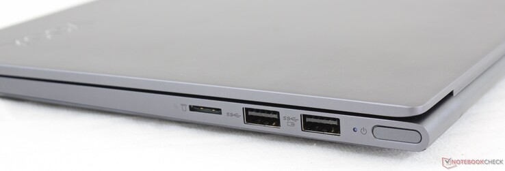 Höger: MicroSD-kortläsare, 2x USB Typ A