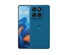 Motorola Edge 60 Fusion i Pantone Mykonos Blue är det fjärde färgalternativet som telefonen kan köpas i. (Bildkälla: Motorola)