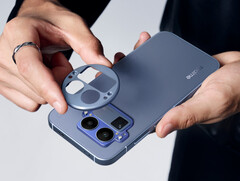 Realme GT 8 Pro i sin Urban Blue-finish med kameraplattan borttagen. (Bildkälla: Realme)