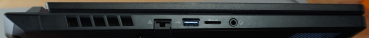 Portar på vänster sida: 1 Gbit LAN, USB-A (5 Gbit/s), microSD-kortplats, headset