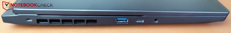 Vänster: Kensington, USB-A (5 Gb/s), USB-C (5 Gb/s utan tilläggsfunktioner), 3,5 mm hörlursuttag