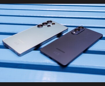 Samsung Galaxy S25 Ultra och Galaxy S25 Edge placerade sida vid sida på en blå bänk, vilket framhäver deras kameramoduler och tunna metallkonstruktioner (Bildkälla: Notebookcheck)