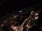 En bild av jorden tagen från ISS, som visar ett åskväder i fjärran. (Bildkälla: Flickr/CC/ESA/NASA-T. Pesquet)