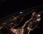 En bild av jorden tagen från ISS, som visar ett åskväder i fjärran. (Bildkälla: Flickr/CC/ESA/NASA-T. Pesquet)