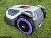 Bakre delen av robotgräsklipparen, handtaget på undersidan