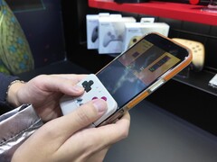 Den nya kontrollen fästs på undersidan av telefonen och förvandlar den till en Game Boy-liknande handhållen enhet. (Bildkälla: @yoshivesmovie på X)