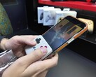 Den nya kontrollen fästs på undersidan av telefonen och förvandlar den till en Game Boy-liknande handhållen enhet. (Bildkälla: @yoshivesmovie på X)