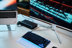 En Aorus RTX 5060 Ti AI Box eGPU ansluten till en Lenovo ThinkPad X9-bärbar dator som kör Cyberpunk 2077 på en extern bildskärm.