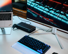 En Aorus RTX 5060 Ti AI Box eGPU ansluten till en Lenovo ThinkPad X9-bärbar dator som kör Cyberpunk 2077 på en extern bildskärm.