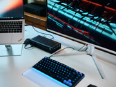En Aorus RTX 5060 Ti AI Box eGPU ansluten till en Lenovo ThinkPad X9-bärbar dator som kör Cyberpunk 2077 på en extern bildskärm.