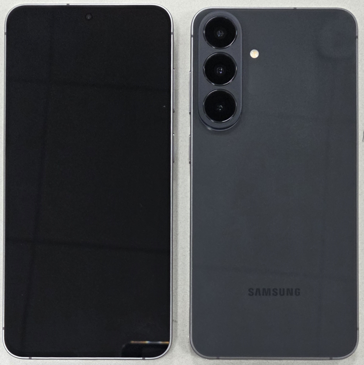 Jämfört med Galaxy A57 går den nya kameraremsan på Galaxy S26 FE ända ut till kanten.