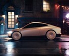 Tesla Cab parkerad på en våt stadsgata på natten, med en elegant, futuristisk design med täckta hjul. (Bildkälla: Tesla)