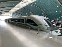 Dagens kommersiella maglev-tåg, såsom det här avbildade maglev-tåget i Shanghai, kör med en maximal hastighet på 186 till 268 mph.