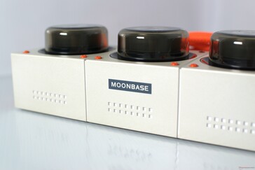 "Moonbase"-texten på ena sidan...