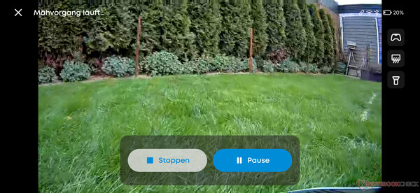 Livevideo ger en bild av trädgården från robotgräsklipparens perspektiv