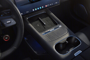 Xiaomi SU7 (2026) i den nya färgen Capri Blue: Den elektriska sportsedanen får mer än bara en mindre ansiktslyftning. (Bildkälla: Xiaomi)