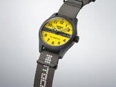 Närbild på Seiko 5 Sports Field x Honda Motocompo Limited Edition som visar den gula urtavlan, Honda-logotypen och den graverade kronan.