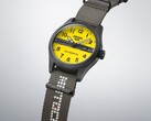 Närbild på Seiko 5 Sports Field x Honda Motocompo Limited Edition som visar den gula urtavlan, Honda-logotypen och den graverade kronan.