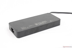 Relativt tunn (~20 x 9 x 2,5 cm) 330 W AC-adapter i fat