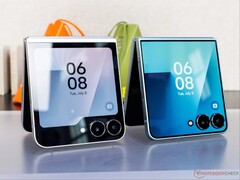 Galaxy Z Flip 7 (till höger) hade en större skärm på framsidan än Galaxy Z Flip 6 (till vänster).