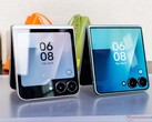 Galaxy Z Flip 7 (till höger) hade en större skärm på framsidan än Galaxy Z Flip 6 (till vänster).