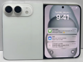 En designmodell av den hopfällbara iPhone Ultra i vitt.