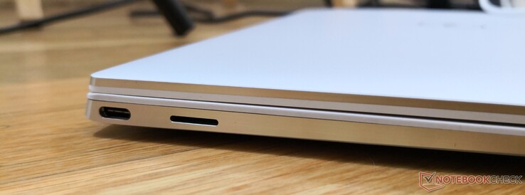 Vänster: USB Typ C med DisplayPort + Thunderbolt 3, MicroSD-kortläsare